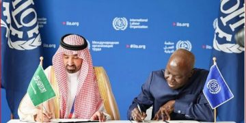 وزير الموارد البشرية يوقع اتفاقية تجديد التعاون مع منظمة العمل الدولية