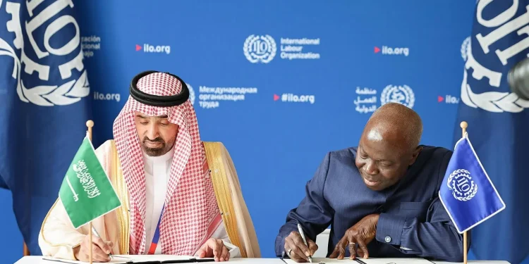 وزير الموارد البشرية يوقع اتفاقية تجديد التعاون مع منظمة العمل الدولية