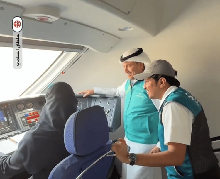 وزير النقل يلتقي قائدة قطار الحرمين السريع في قمرة القيادة  