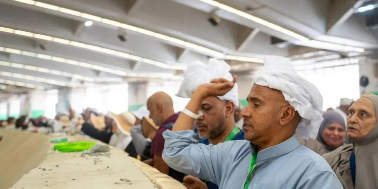 وسط خدمات متكاملة وأجواء إيمانية.. ضيوف برنامج خادم الحرمين يرمون الجمرات الثلاث في ثاني أيام التشريق
