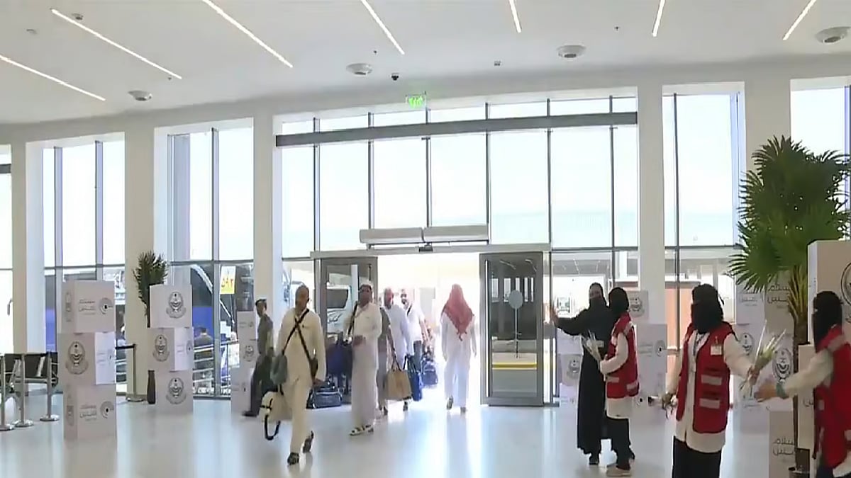 وصول طلائع الحجاج الإيرانيين إلى مطار عرعر تمهيدًا لمغادرتهم عبر منفذ جديدة عرعر