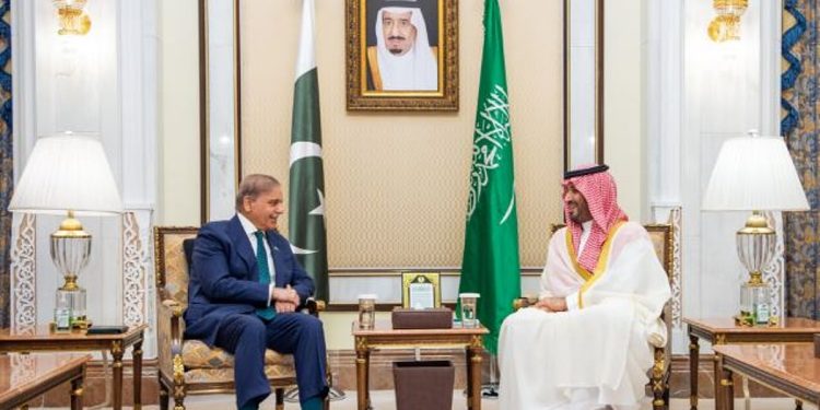 ولي العهد يستقبل رئيس الوزراء الباكستاني ويستعرضان العلاقات التاريخية وآفاق التعاون الثنائي