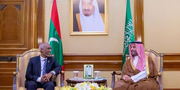 ولي العهد يلتقي رئيس المالديف ويستعرضان أوجه العلاقات وآفاق التعاون