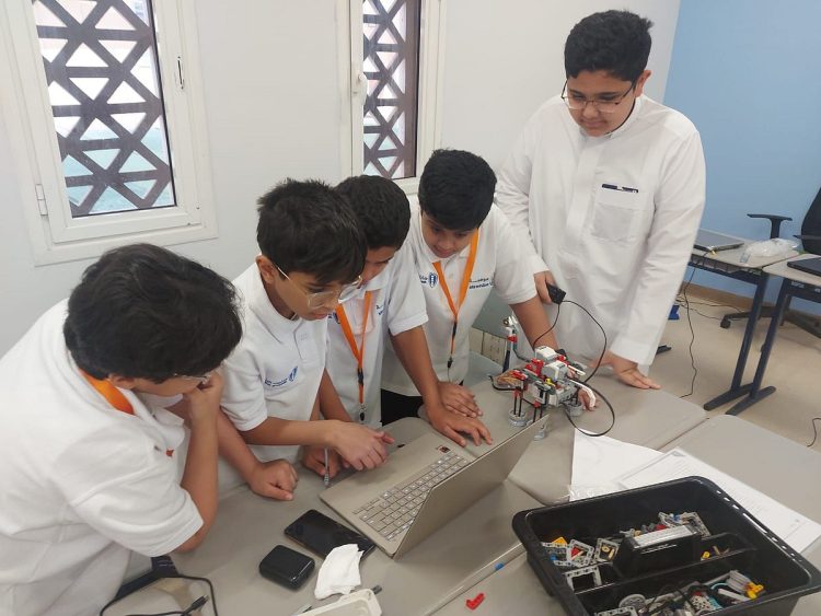 طلاب «موهبة» يعكفون على تصميم روبوتات محاكية للحيوانات في أصواتها وحركاتها