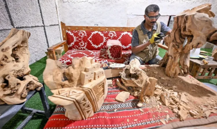 "النحت على الخشب" حرفة فنية تستقطب زوار مهرجان بيت حائل 2025