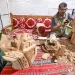 "النحت على الخشب" حرفة فنية تستقطب زوار مهرجان بيت حائل 2025