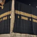 "هيئة العناية بالحرمين" ترفع ستارة باب الكعبة استعدادًا لغسلها غدًا