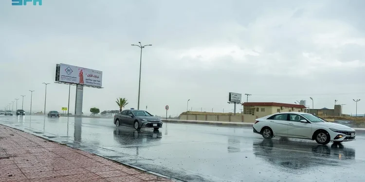 أجواء عسير تتزيّن بهطول الأمطار