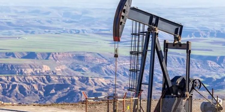 أسعار النفط تتراجع وسط مخاوف بشأن الرسوم الجمركية الأمريكية