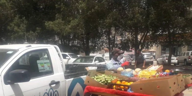 أمانة جدة تصادر 2.7 طن من الفواكه ضمن حملتها لتحسين المشهد الحضري