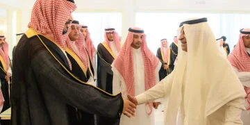 أمير المدينة المنورة يلتقي المواطنين وشيوخ القبائل ومسؤولي الإدارات الحكومية المدنية والعسكرية بمحافظتي ينبع وبدر