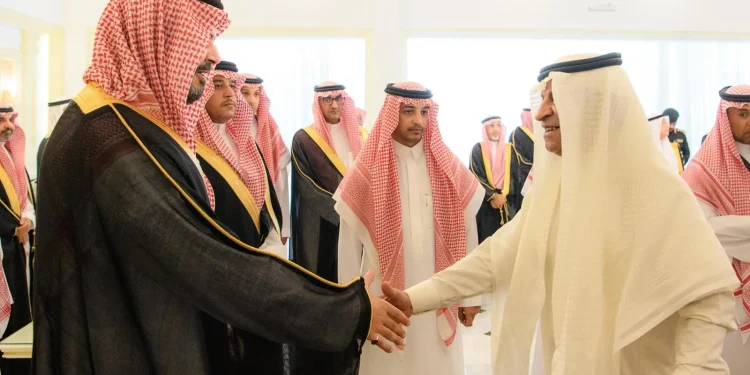 أمير المدينة المنورة يلتقي المواطنين وشيوخ القبائل ومسؤولي الإدارات الحكومية المدنية والعسكرية بمحافظتي ينبع وبدر