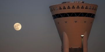 أول بدر في العام الهجري الجديد يتلألأ في سماء تبوك
