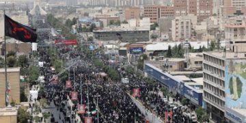 إيران تشيع جثامين 60 قائداً عسكريًا وعالمًا نوويًا