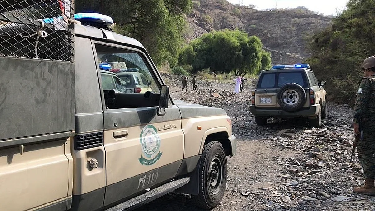 الأفواج الأمنية بعسير تقبض على مخالفَيْن لنظام أمن الحدود لتهريبهم 17 كيلوجرامًا من القات