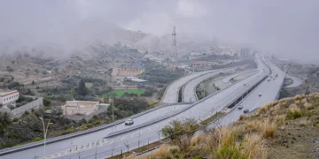 الباحة أرض الضباب.. رحلة صيفية ساحرة تعانق الغيوم عبر شبكة طرق متطورة
