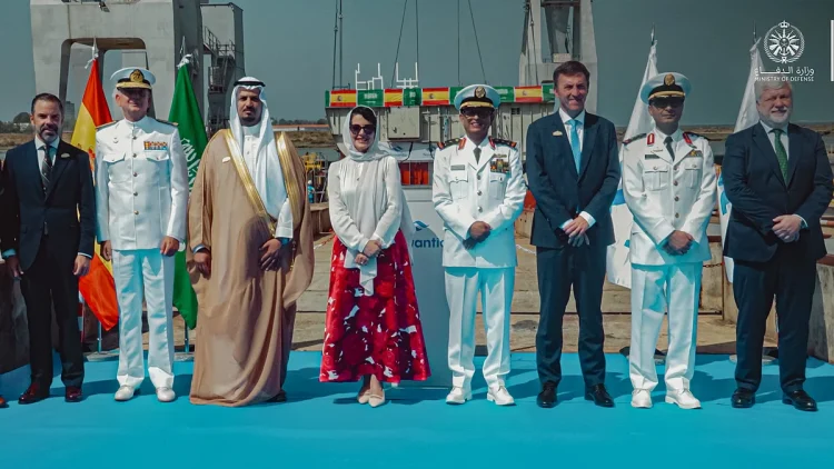 «البحرية» تُرسي عارضة سفينة جلالة الملك المدينة 838 في إسبانيا