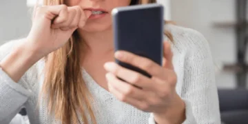 “التجاعيد الرقمية”.. علامات تظهر مع الاستخدام المفرط للهاتف