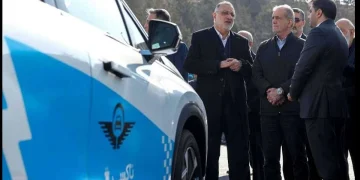 الرئيس الإيراني يستقل سيارة أجرة بعد تعطّل سيارته بسبب بنزين «مغشوش»