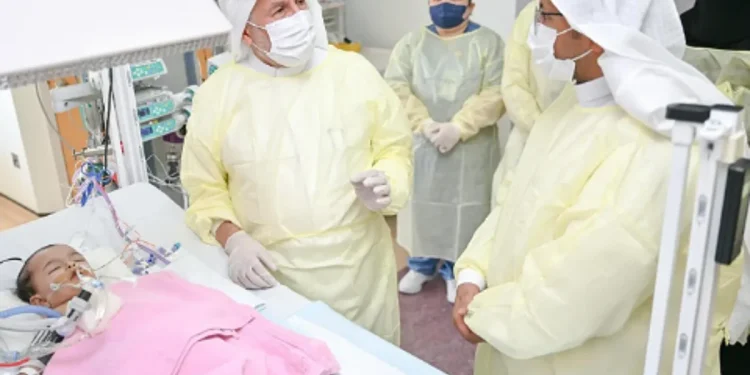 الربيعة يعلن استقرار حالة التوأم الملتصق السعودي (يارا ولارا) 