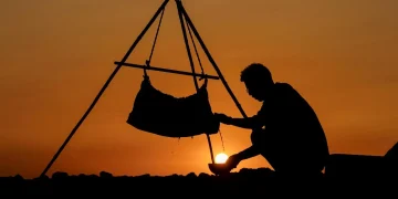 الصميل.. بديل الثلاجة الحيّ في حياة البادية بالحدود الشمالية