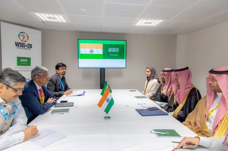 العوهلي يبحث فرص توسيع الشراكة الثنائية مع رئيس هيئة تنظيم الاتصالات بالهند