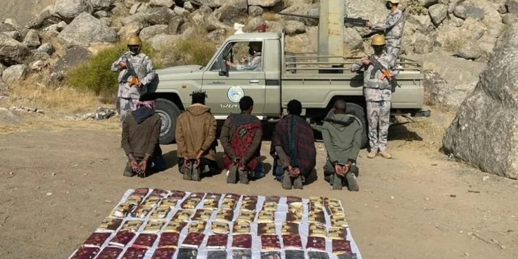 القبض 5 مخالفين لنظام أمن الحدود لتهريبهم 56.6 كيلوجرامًا من الحشيش بجازان