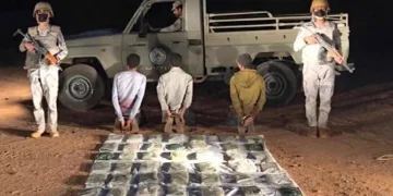 القبض على 3 مخالفين لنظام أمن الحدود لتهريبهم 33 كيلوجرامًا من الحشيش بعسير
