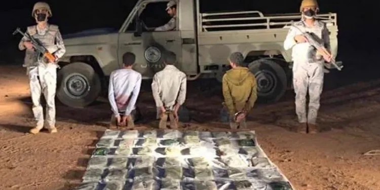 القبض على 3 مخالفين لنظام أمن الحدود لتهريبهم 33 كيلوجرامًا من الحشيش بعسير