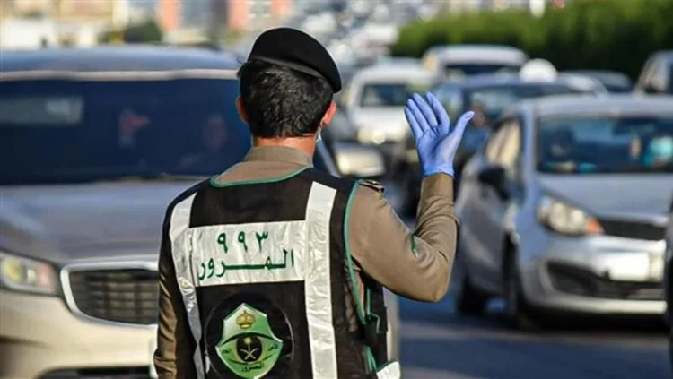 «المرور» يوضح قيمة مخالفة مغادرة المركبة وتركها في وضع التشغيل
