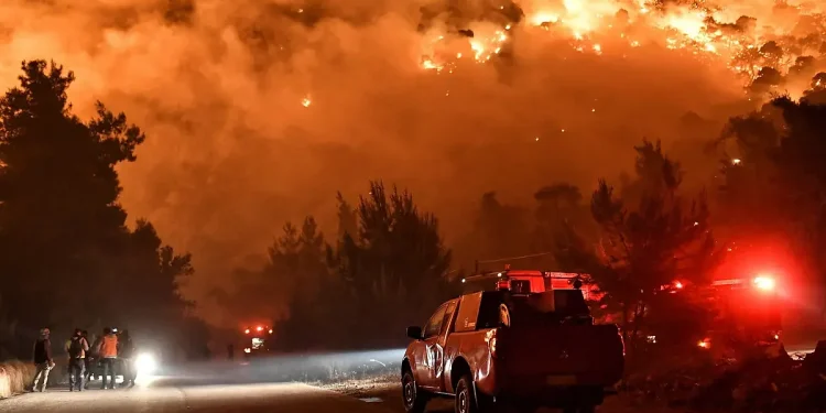 انحسار الحرائق في اليونان وسط استمرار جهود الإطفاء