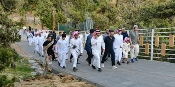 جامعة الباحة تنفذ برنامج تحدي المشي تحت شعار "خطوة نحو الحياة"