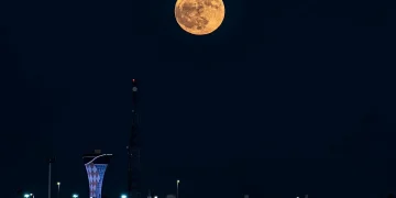 رصد «قمر الغزال» في سماء عرعر بالحدود الشمالية