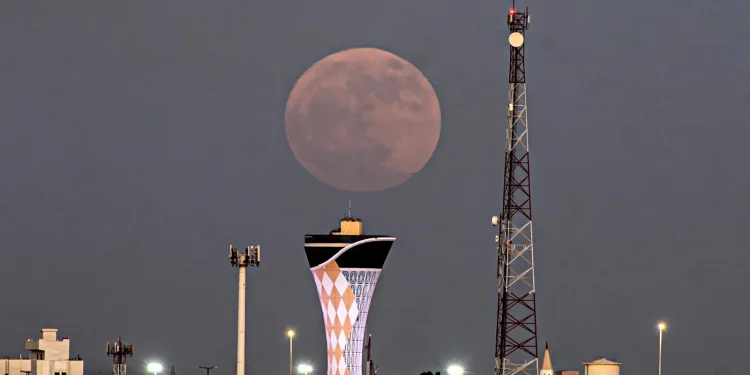 رصد “قمر الغزال” في سماء عرعر بمنطقة الحدود الشمالية