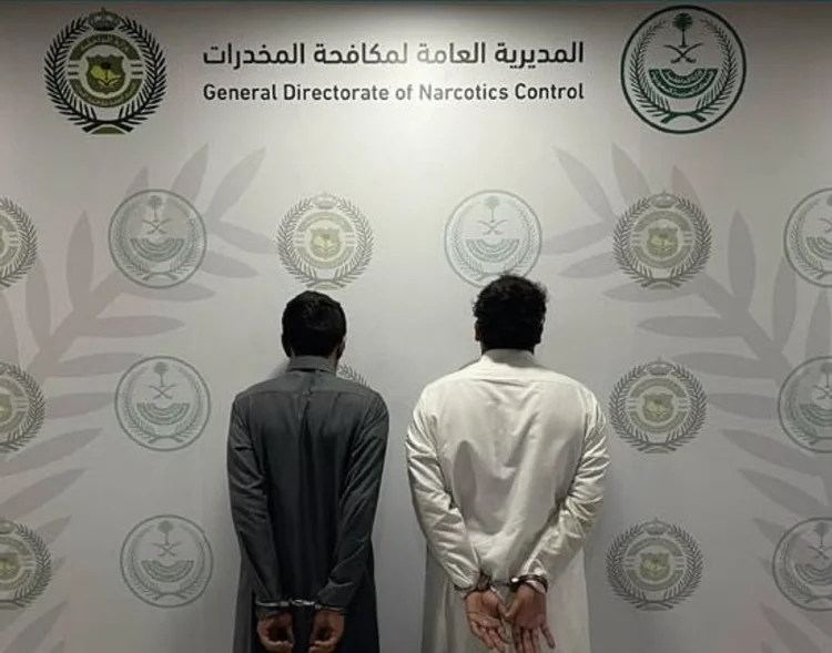 ضبط شخصين بمنطقة جازان لترويجهما 72.715 قرصًا مخدرًا و70 كيلوجرامًا من الحشيش