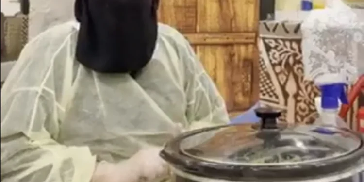 قمراء الشمري.. قصة سعودية احترفت صناعة الصابون من شجرة الشنان