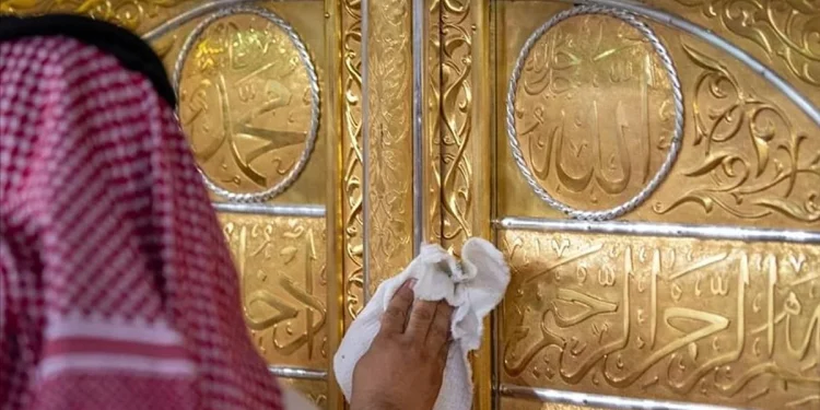 مراحل غسل الكعبة المشرفة.. من التحضير إلى التبخير