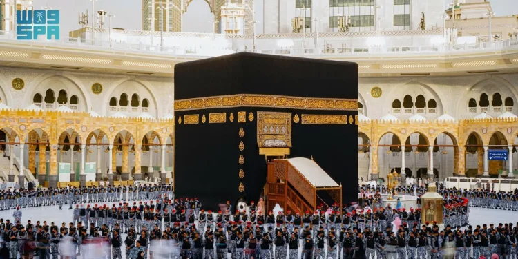 مراحل غسل الكعبة.. عناية ودقة تجسّد شرف المكان وقدسيته