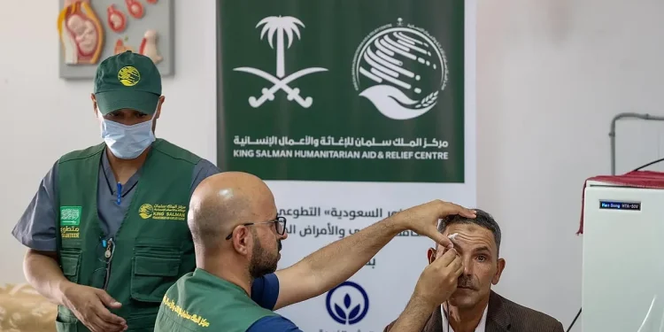 مركز الملك سلمان للإغاثة يختتم برنامج "نور السعودية" التطوعي لمكافحة العمى في مدينة سطات بالمغرب