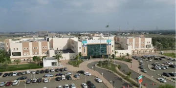مستشفى الأمير محمد بن ناصر يجري جراحة دقيقة لاستئصال أورام نادرة ومعقدة في الرقبة