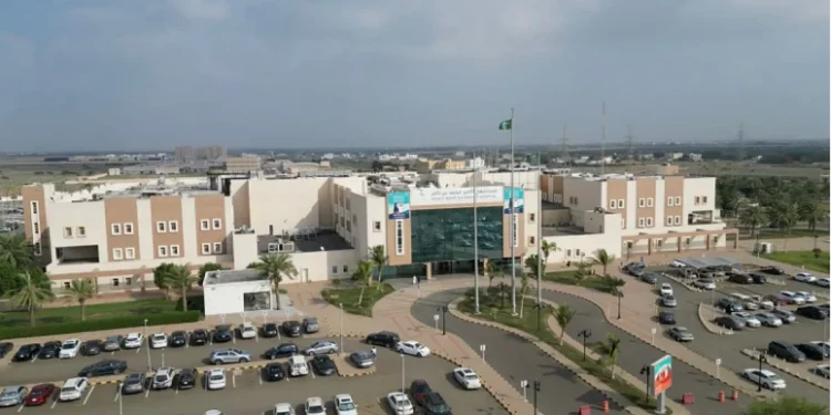 مستشفى الأمير محمد بن ناصر يجري جراحة دقيقة لاستئصال أورام نادرة ومعقدة في الرقبة