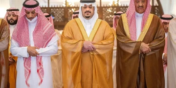 نائب أمير الرياض يؤدي صلاة الميت على والدة أبناء عبدالعزيز السالم