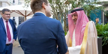 نائب وزير الخارجية يستعرض العلاقات الثنائية مع وزير الدولة البريطاني لشؤون الشرق الأوسط وشمال أفريقيا