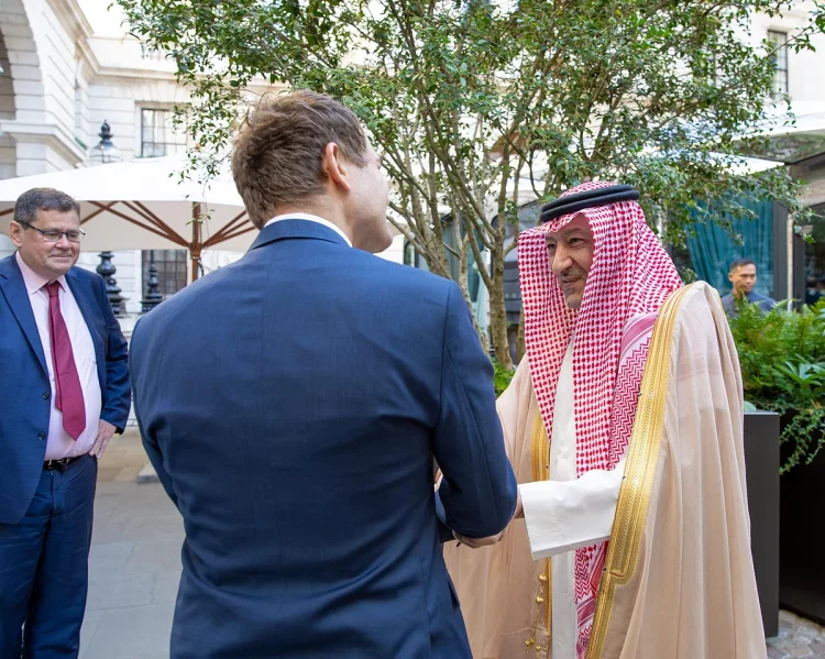 نائب وزير الخارجية يستعرض العلاقات الثنائية مع وزير الدولة البريطاني لشؤون الشرق الأوسط وشمال أفريقيا