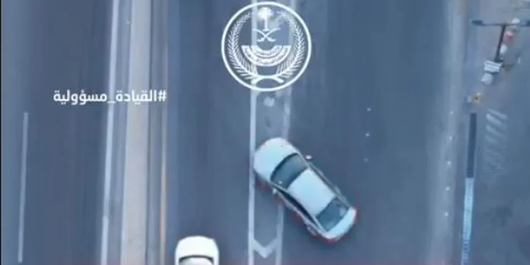 وزارة الداخلية: مخالفة تجاوز المركبة للمسارات تُربك حركة السير وتُعرض السلامة للخطر
