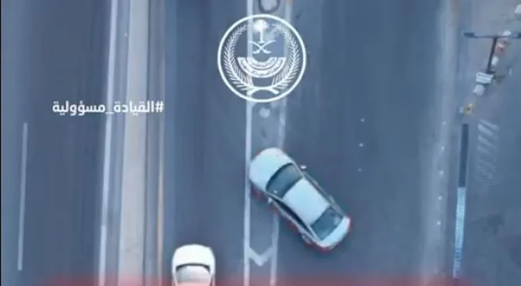 وزارة الداخلية: مخالفة تجاوز المركبة للمسارات تُربك حركة السير وتُعرض السلامة للخطر