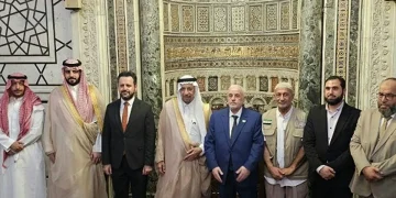 وزير الاستثمار والوفد المرافق له يؤدون الصلاة في المسجد الأموي بدمشق