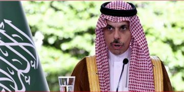 وزير الخارجية يبحث القضايا الإقليمية والعلاقات المشتركة مع نظيره المصري