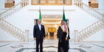 وزير الخارجية يبحث تطورات المنطقة مع نظيره الإيراني