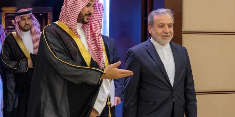 وزير الدفاع يلتقي وزير الخارجية الإيراني